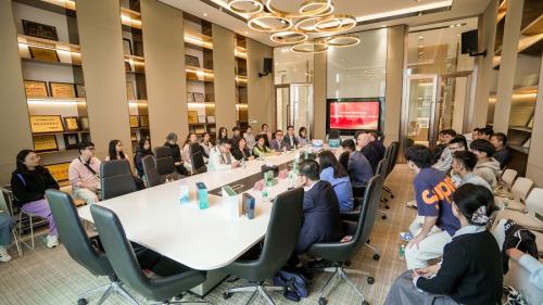 跨国交流启新篇，，，共探产学研新路径